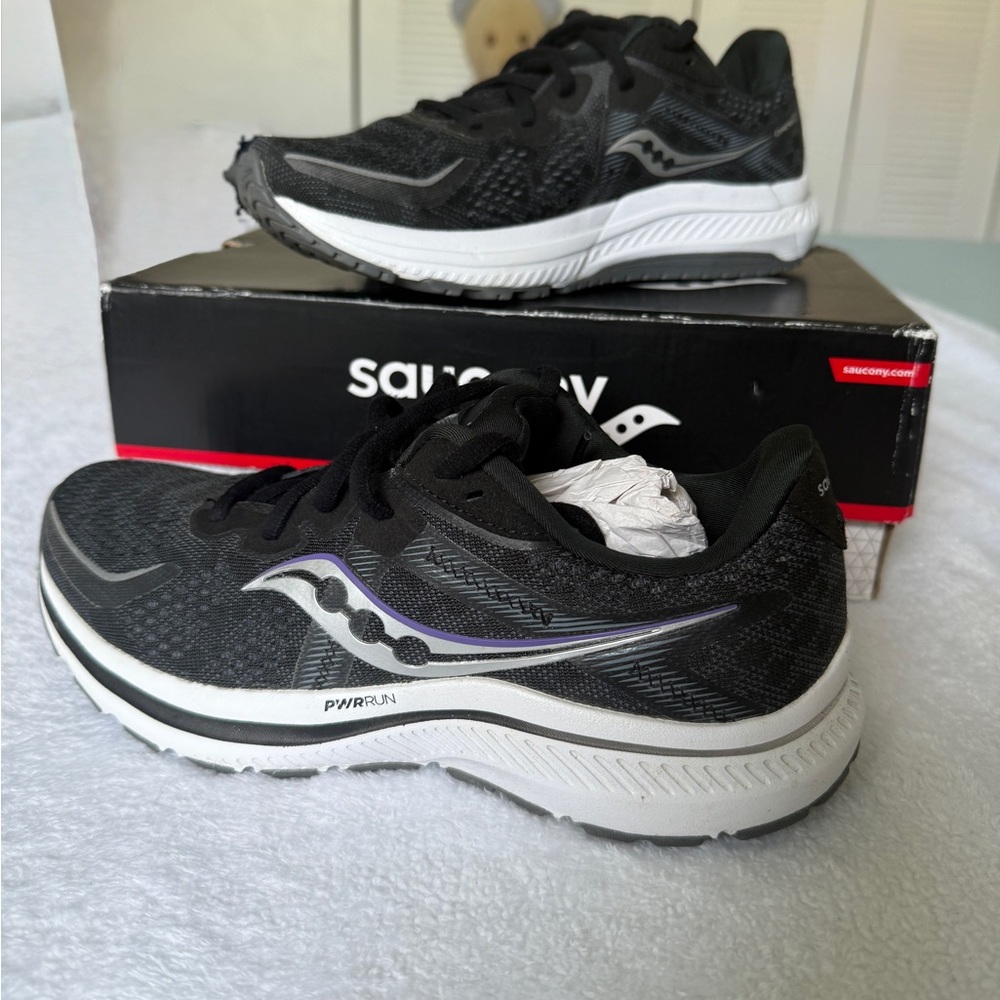 Saucony Women's Omni 20 Running Sneakers Size 8.5 Black and Purple Color.